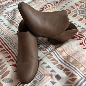 Women’s unr8ed booties boots brown 9w
